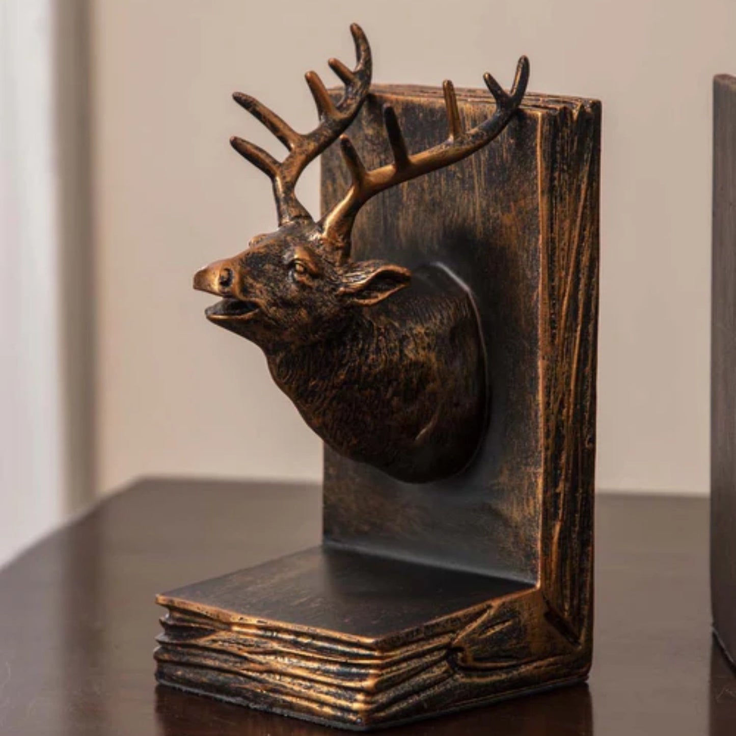 Vintage Stag Head Bookends – Decorative bronze-finish bookends with stag head design, perfect for rustic and classic interiors.