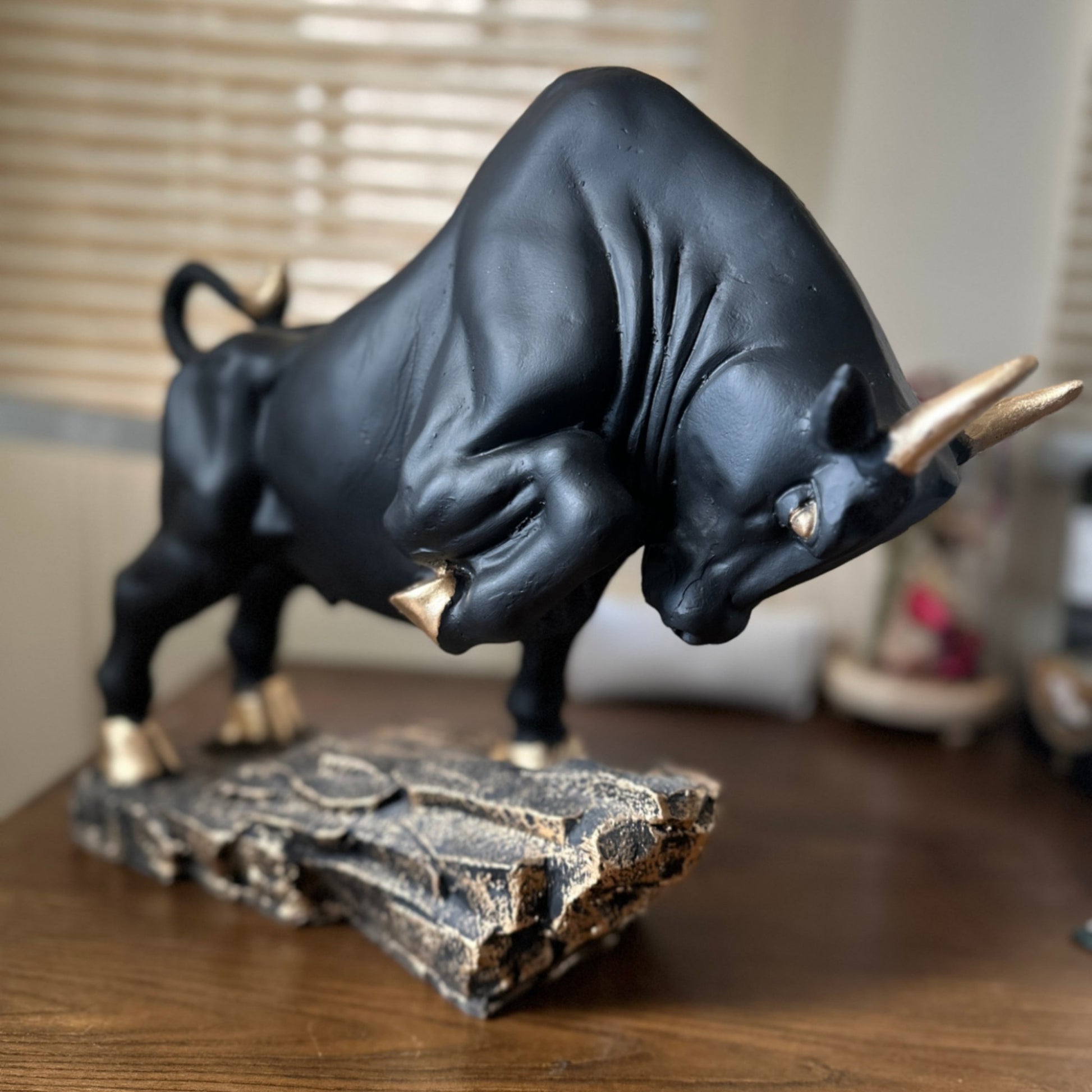 Luxury Matte Black Bull Statue – Powerful and elegant decorative sculpture, ideal for modern, bold interiors.